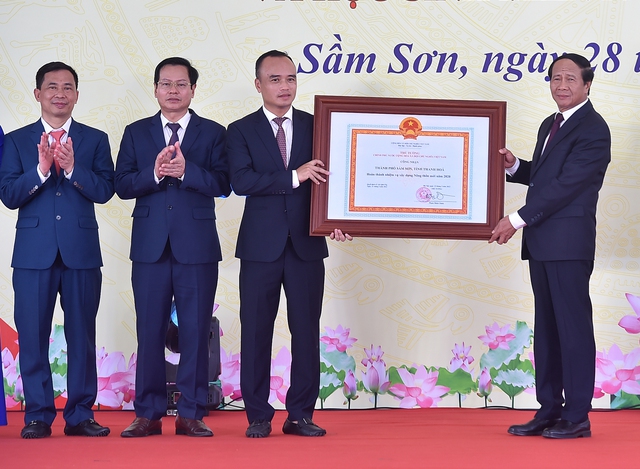 Phó Thủ tướng Lê Văn Thành trao Quyết định của Thủ tướng Chính phủ công nhận thành phố Sầm Sơn hoàn thành xây dựng nông thôn mới - Ảnh VGP/Đức Tuân.
