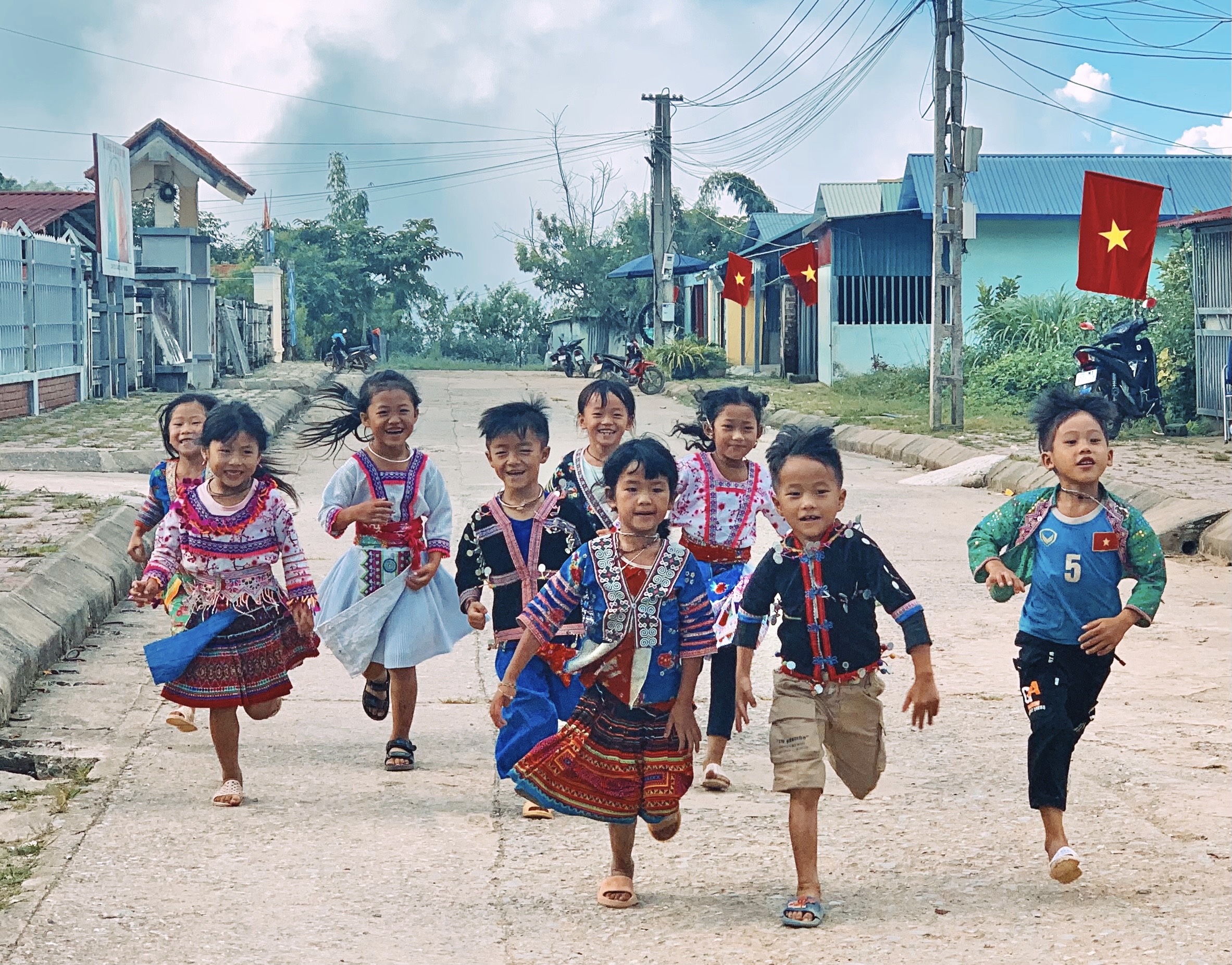 Trẻ em Lai Châu vui vẻ tới trường