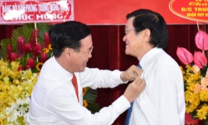 Nguyên Chủ tịch nước Trương Tấn Sang đón nhận Huy hiệu 50 năm tuổi đảng