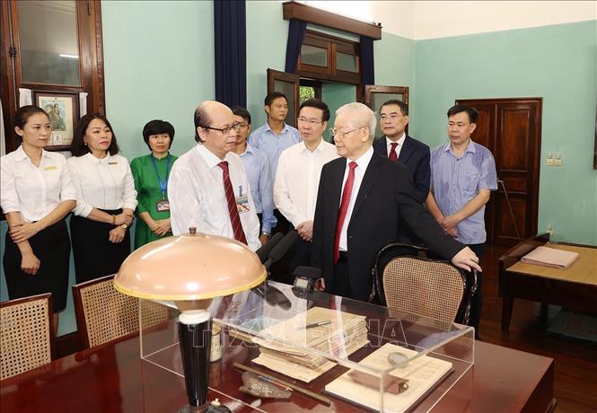 Tổng Bí thư Nguyễn Phú Trọng thăm nơi ở và làm việc của Chủ tịch Hồ Chí Minh - Ảnh: Trí Dũng/TTXVN.