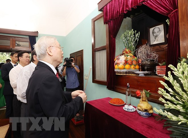 Tổng Bí thư Nguyễn Phú Trọng dâng hương tưởng niệm Chủ tịch Hồ Chí Minh tại Nhà 67- Ảnh: Trí Dũng/TTXVN.