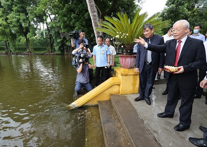 Tổng Bí thư Nguyễn Phú Trọng thăm ao cá Bác Hồ. Ảnh: Trí Dũng/TTXVN.
