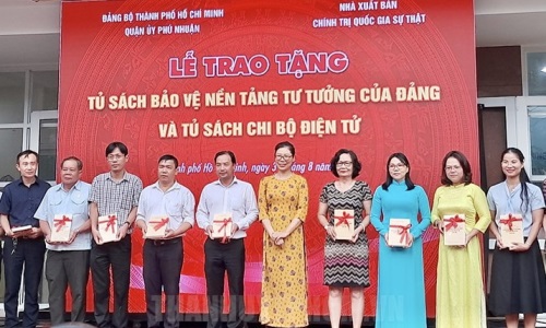 Trao tặng Tủ sách bảo vệ nền tảng tư tưởng của Đảng tại TP. Hồ Chí Minh