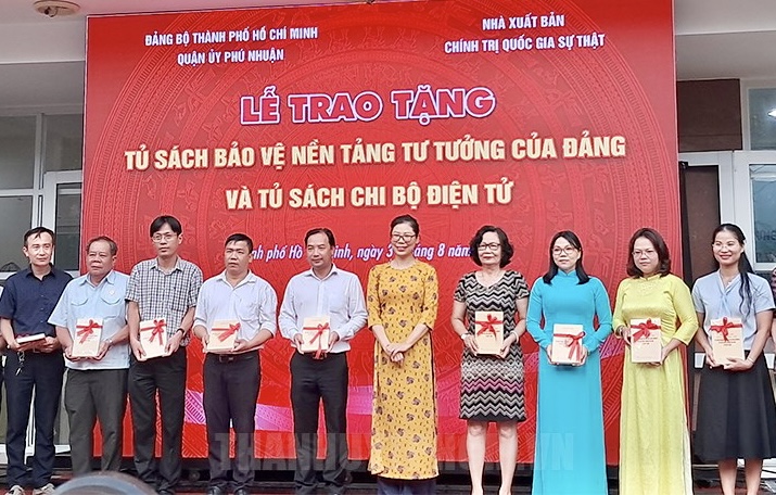 Trao tặng Tủ sách chi bộ