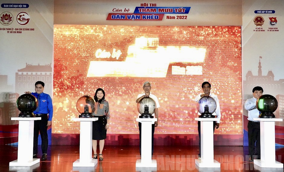 Lãnh đạo UBND Thành phố và các đơn vị nhấn nút khai mạc Hội thi