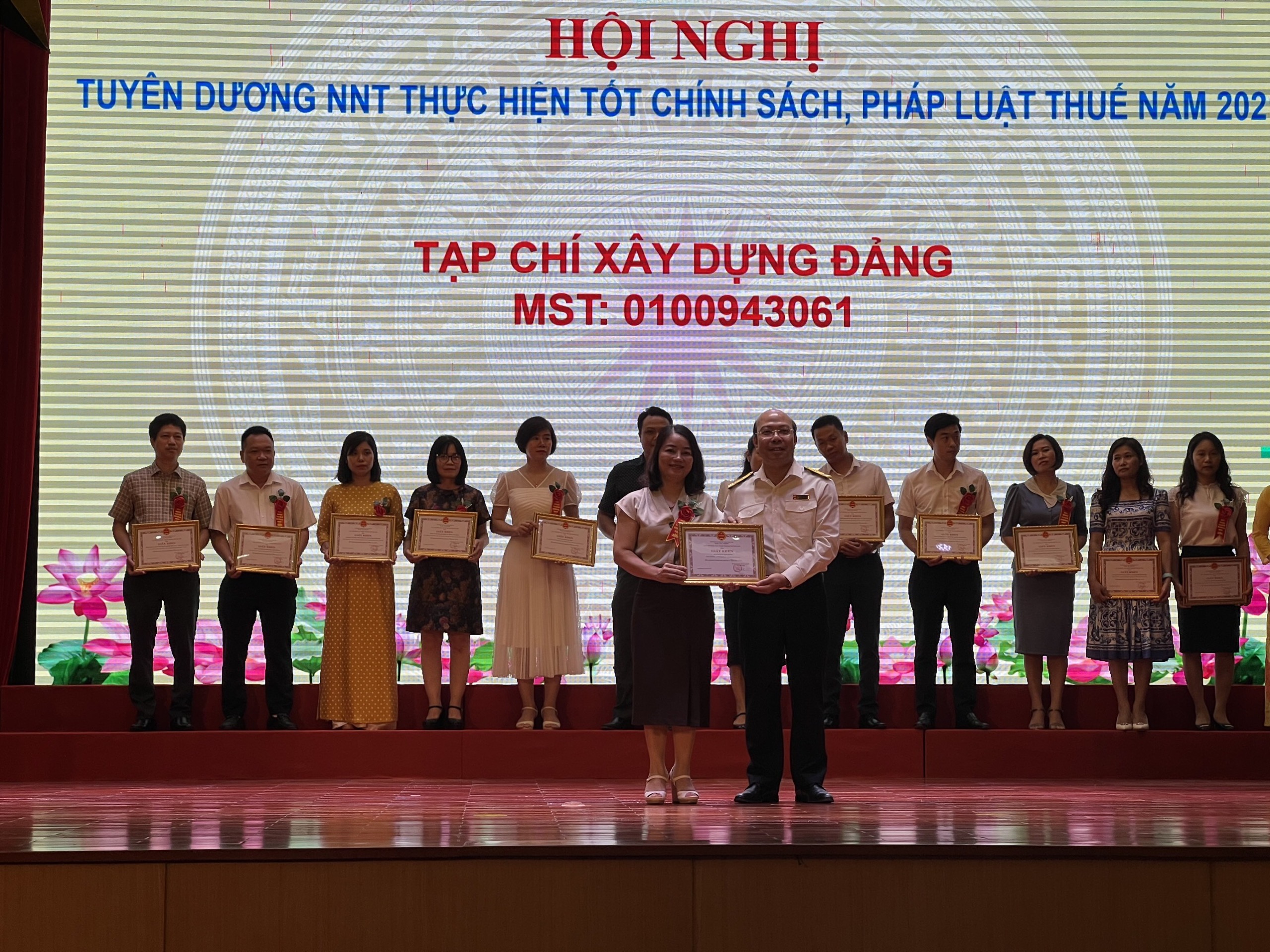 Tạp chí Xây dựng Đảng được Cục Thuế TP. Hà Nội tặng Giấy khen thực hiện tốt chính sách, pháp luật thuế năm 2021.