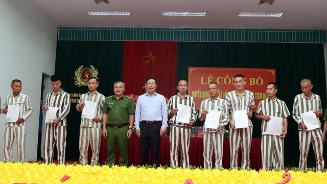 Phó Thủ tướng Thường trực Chính phủ Phạm Bình Minh trao chứng nhận đặc xá năm 2022 tại Trại giam Vĩnh Quang, thuộc Cục C10, Bộ Công an. Ảnh: VGP