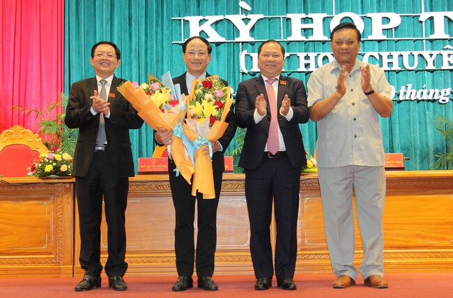 Thường trực Tỉnh ủy tặng hoa chúc mừng đồng chí Phạm Anh Tuấn, tân Chủ tịch UBND tỉnh. Ảnh: Báo Bình Định