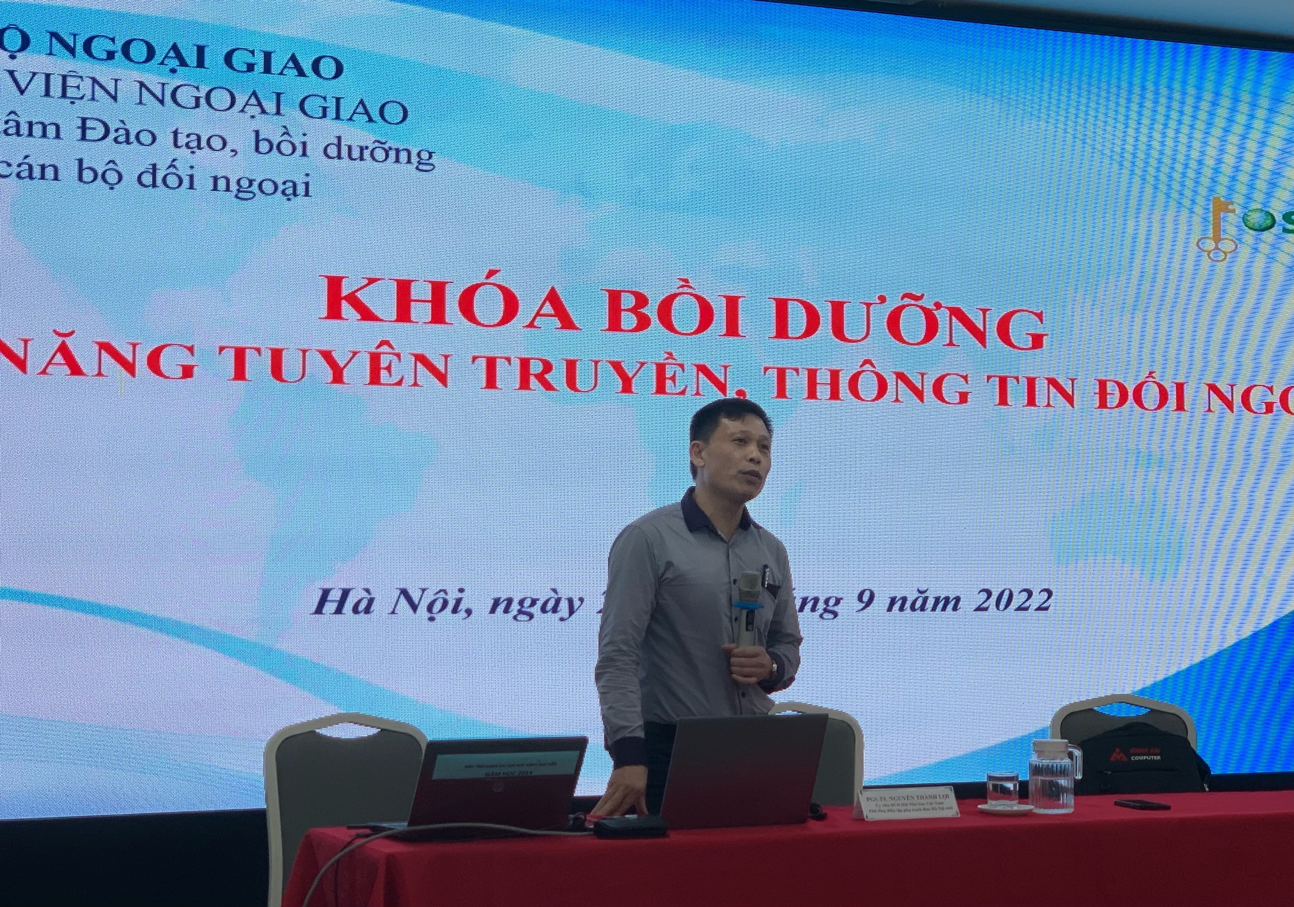 Phó Tổng Biên tập phụ trách Báo Hanoimoi trình bày chuyên đề về phòng ngừa, xử lý các tình huống khủng hoảng truyền thông