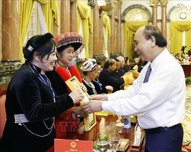 Chủ tịch nước Nguyễn Xuân Phúc tặng chân dung Chủ tịch Hồ Chí Minh cho các đại biểu - Ảnh: TTXVN.