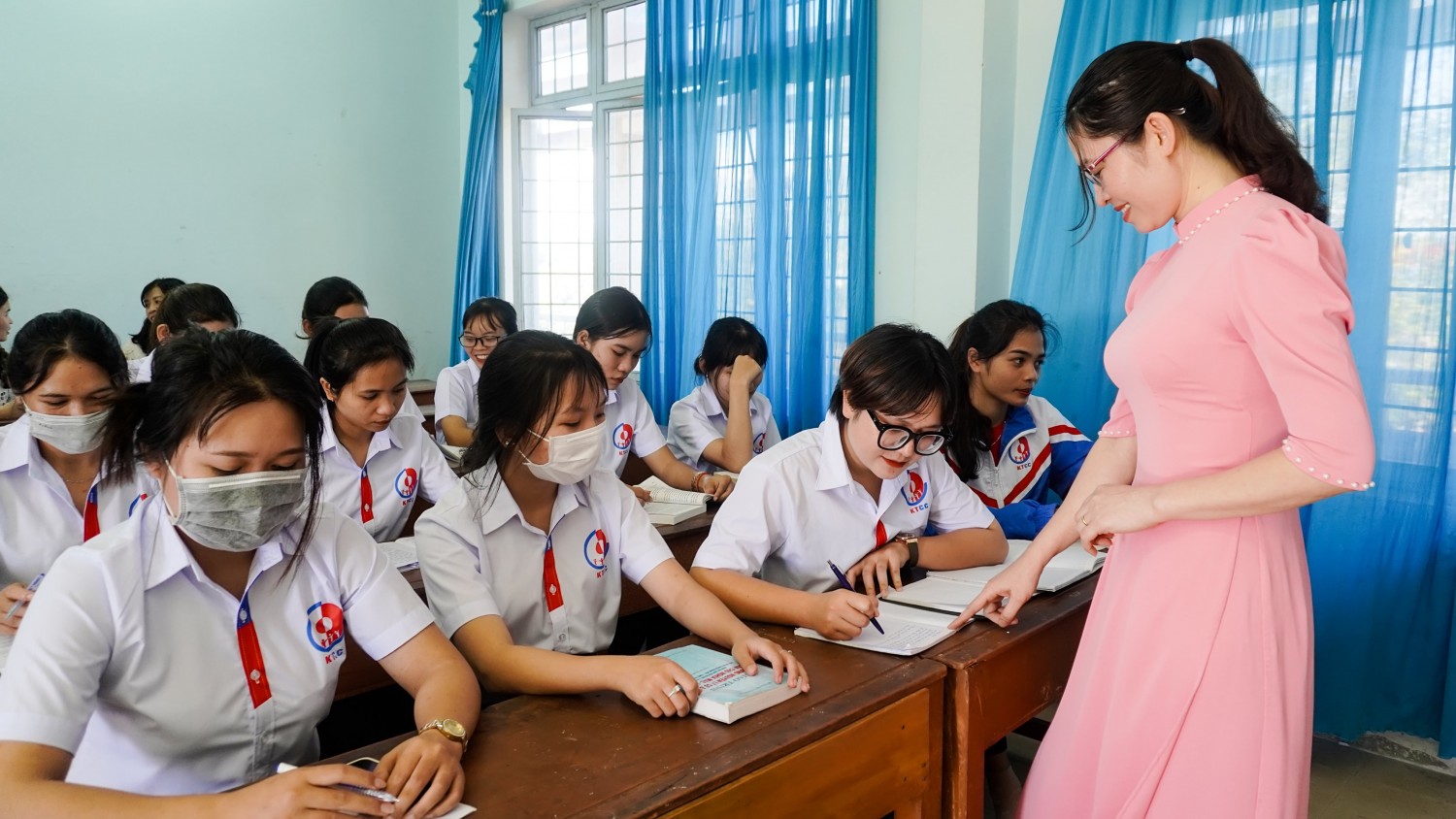 Đảng viên trẻ Trường Cao đẳng cộng đồng Kon Tum phấn đấu nâng cao chất lượng giảng dạy