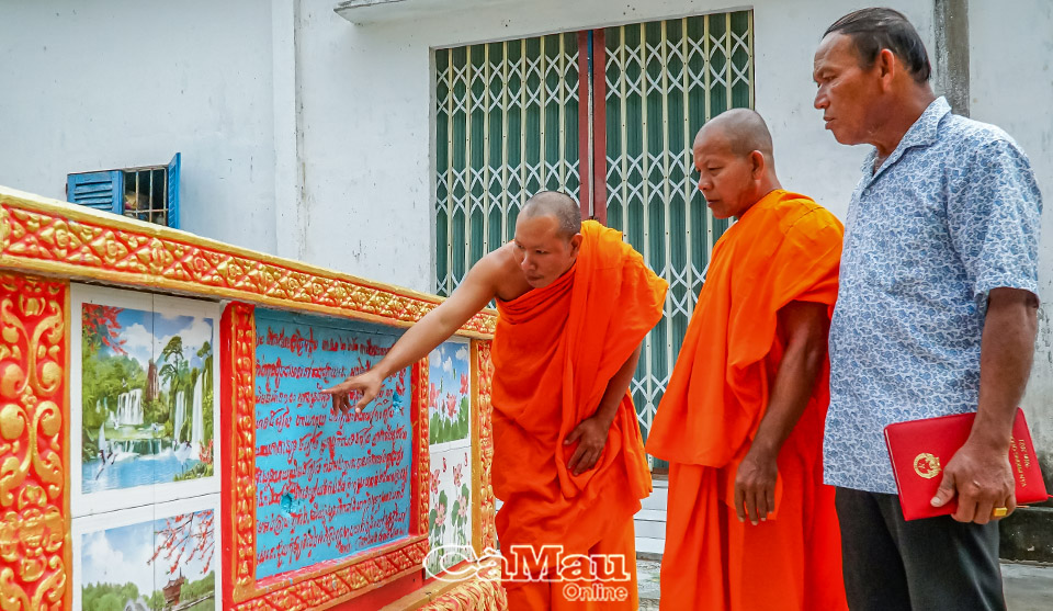 h” nơi vùng ven
            Khẩn trương tuyển dụng giáo viên
            31/08/2022 10:49
            (CMO) Ngày 31/8, Phó chủ tịch Ủy ban MTTQ Việt Nam tỉnh Cà Mau Nguyễn Văn Khởi làm trưởng đoàn giám sát đã làm việc với UBND huyện Trần Văn Thời về việc thực hiện pháp luật về tín ngưỡng, tôn giáo trên địa bàn huyện.
            Phó chủ tịch Uỷ ban MTTQ Việt Nam tỉnh Cà Mau Nguyễn Văn Khởi phát biểu tại cuộc giám sát.
            Theo báo cáo, toàn huyện có 57 cơ sở thờ tự tín ngưỡng dân gian, chủ yếu thuộc các loại tín ngưỡng như: thờ Bà Thiên Hậu, thờ Bà Chúa Xứ, Lăng Ông, đình. Có 6 tôn giáo với 16 cơ sở thờ tự với hơn 10.100 tín đồ (là người dân tộc thiểu số hơn 1.800 người), có 35 chức sắc, 173 chức việc và 7 điểm nhóm sinh hoạt tôn giáo tập trung thuộc các hệ phái Tin Lành khác nhau.
            Đối với các hiện tượng tôn giáo mới (đạo lạ, tà đạo) chưa phát hiện trên địa bàn huyện, cũng như các hoạt động, sinh hoạt tôn giáo trái pháp luật và hoạt động tôn giáo có yếu tố nước ngoài.
            Phó chủ tịch UBND huyện Trần Văn Thời Võ Quốc Thống cho biết, lĩnh vực tôn giáo được cấp trên quan tâm chỉ đạo kịp thời, đặc biệt là sự quan tâm chỉ đạo sâu sát của Huyện uỷ, HĐND huyện, sự phối hợp chặt chẽ với Uỷ ban MTTQ Việt Nam huyện, từ đó các hoạt động tôn giáo trên địa bàn đều thực hiện tốt các quy định của chính quyền địa phương, không có trường hợp nào vi phạm trong hoạt động tôn giáo, các mâu thuẫn, tranh chấp, yêu cầu, khiếu kiện được giải quyết kịp thời.
            Thời gian qua, các hoạt động tôn giáo trên địa bàn huyện Trần Văn Thời đều thực hiện tốt các quy định của chính quyền địa phương (Trong ảnh: Chùa Rạch Cui, xã Khánh Bình Đông, huyện Trần Văn Thời)      Ảnh: Báo Cà Mau