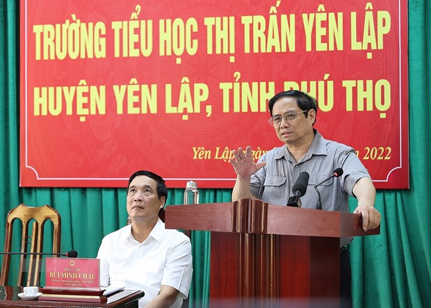 Thủ tướng Phạm Minh Chính động viên giáo viên, học sinh Trường Tiểu học thị trấn Yên Lập, huyện Yên Lập. (Ảnh: Dương Giang/TTXVN).