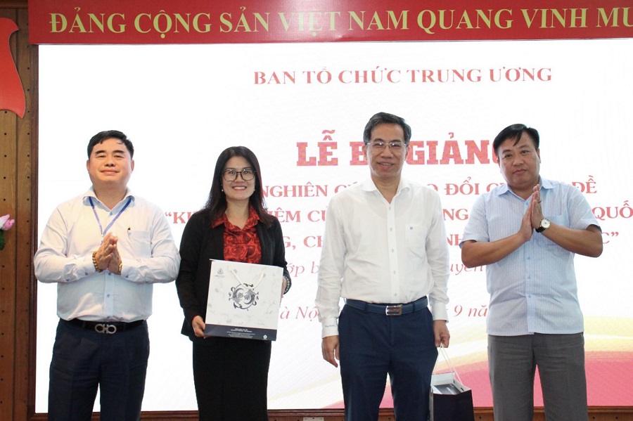 Đại diện lớp học tặng quà Ban tổ chức lớp học.