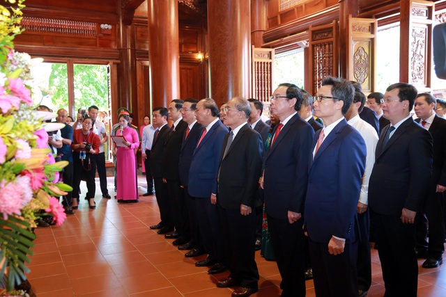 Các đồng chí lãnh đạo, nguyên lãnh đạo Đảng, Nhà nước dâng hoa, dâng hương tưởng niệm Chủ tịch Hồ Chí Minh tại Khu Di tích lịch sử quốc gia đặc biệt Kim Liên - Ảnh: VGP/Đình Nam.