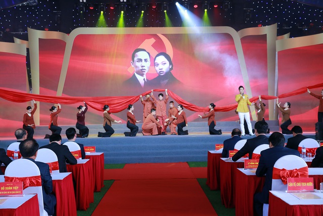 Chương trình nghệ thuật tái hiện cuộc đời hoạt động cách mạng của Tổng Bí thư Lê Hồng Phong và vợ là đồng chí Nguyễn Thị Minh Khai - Ảnh: VGP/Đình Nam.