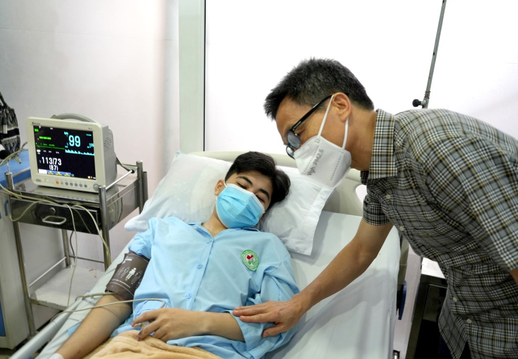 Tại bệnh viện Đa khoa An Phú, Phó Thủ tướng Vũ Đức Đam thăm hỏi các nạn nhân đang điều trị vết thương.