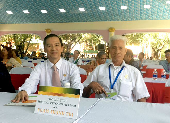 Đồng chí Huỳnh Đồng Tuấn (người đeo cà vạt, bên trái) - Phó Tổng Giám đốc Công ty Du lịch Văn hóa Suối Tiên.