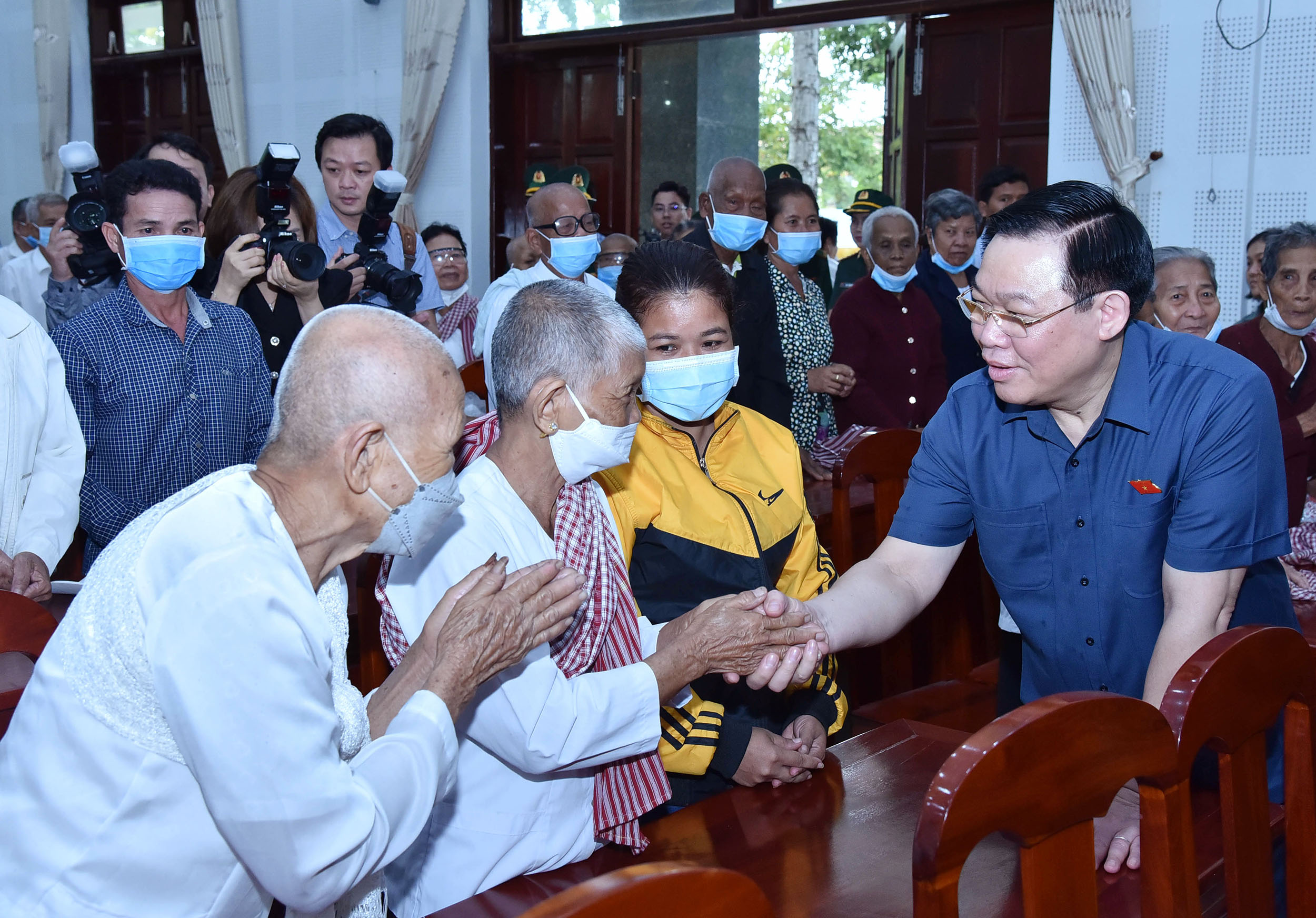 Chủ tịch Quốc hội Vương Đình Huệ thăm, tặng quà Tết gia đình chính sách, hộ nghèo, đồng bào dân tộc tỉnh An Giang.