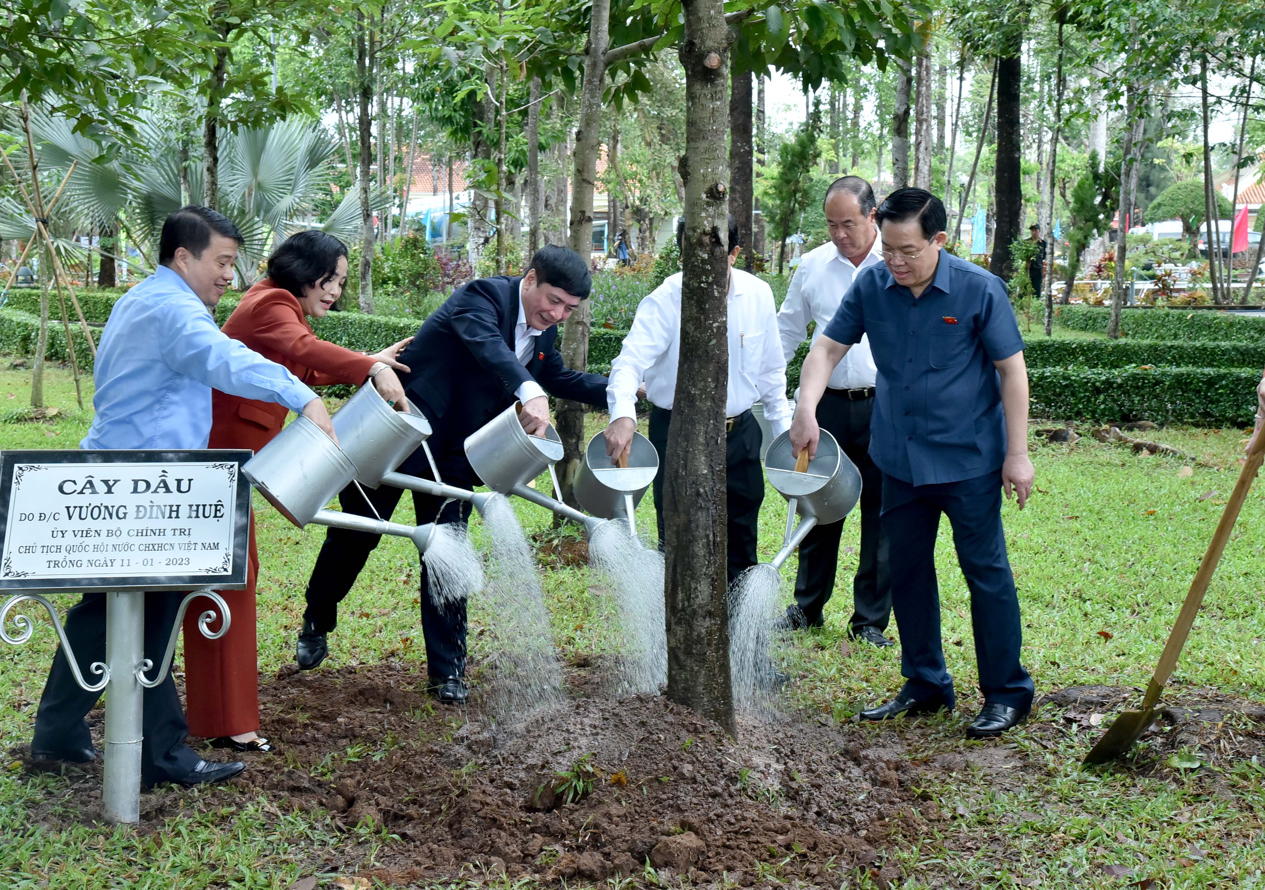Chủ tịch Quốc hội Vương Đình Huệ và Đoàn công tác dâng hương và trồng cây lưu niệm tại khu đền thờ Chủ tịch Tôn Đức Thắng