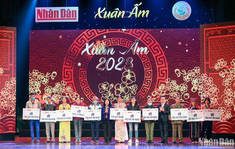 Trưởng Ban Dân vận Trung ương Bùi Thị Minh Hoài và Tổng Biên tập Báo Nhân Dân Lê Quốc Minh trao tặng những ngôi nhà tình nghĩa cho đại diện các gia đình chính sách và các hộ nghèo, gia đình bị thiệt hại do thiên tai gây ra trong năm qua. (Ảnh: nhandan.vn)