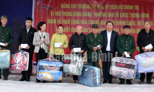 Đồng chí Trương Thị Mai, Ủy viên Bộ Chính trị, Bí thư Trung ương Đảng, Trưởng Ban Tổ chức Trung ương thăm, chúc Tết, tặng quà tại tỉnh Hoà Bình
