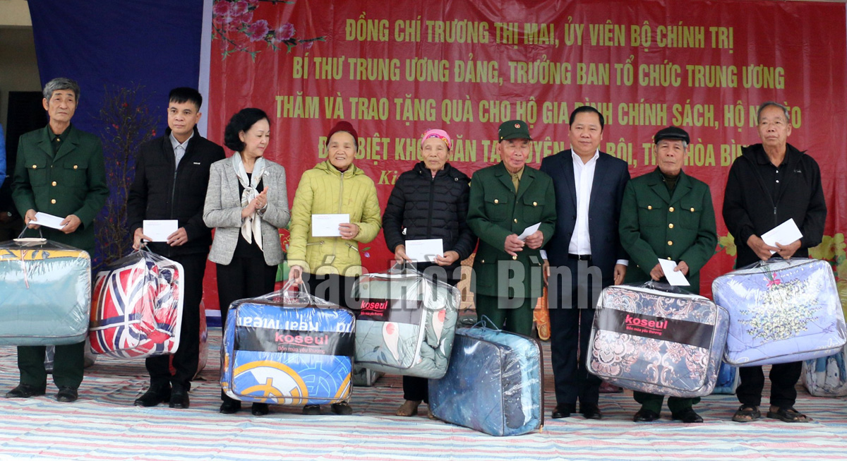 Đồng chí Trương Thị Mai, Uỷ viên Bộ Chính trị, Bí thư Trung ương Đảng, Trưởng Ban Tổ chức Trung ương và đồng chí Nguyễn Phi Long, Uỷ viên dự khuyết Trung ương Đảng, Bí thư Tỉnh ủy Hoà Bình trao quà cho các gia đình chính sách trên địa bàn huyện Kim Bôi.