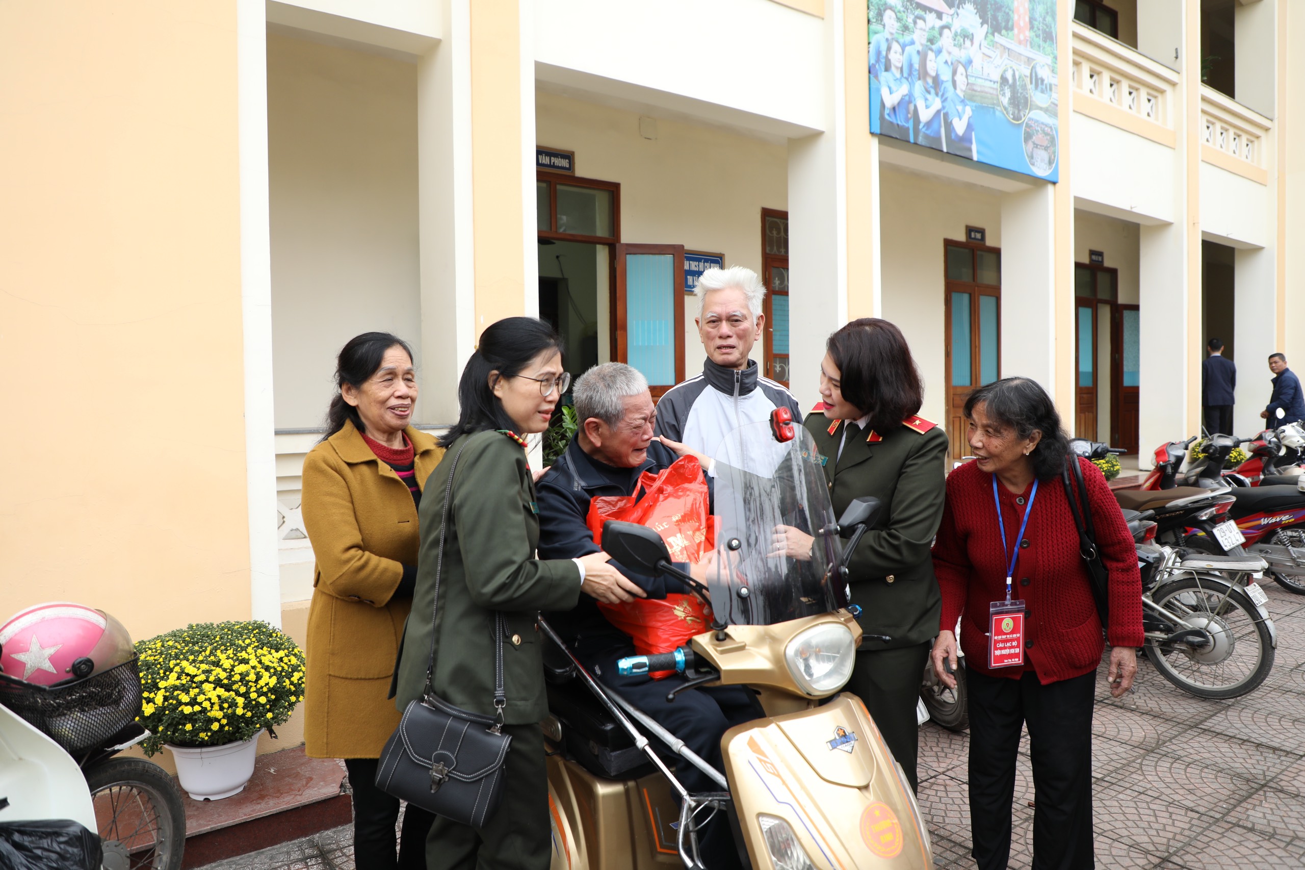 Thiếu tướng Ngô Hoài Thu và đại diện Ban Chấp hành Hội Phụ nữ Cục Đối ngoại trao quà Tết cho các gia đình cựu thanh niên xung phong khó khăn ở thị xã Sơn Tây.
