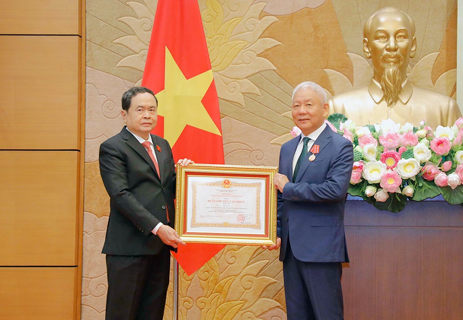 Phó Chủ tịch Thường trực Quốc hội Trần Thanh Mẫn trao Huân chương Lao động hạng Ba tặng nguyên Phó Chủ nhiệm Ủy ban Tài chính - Ngân sách Trần Văn.