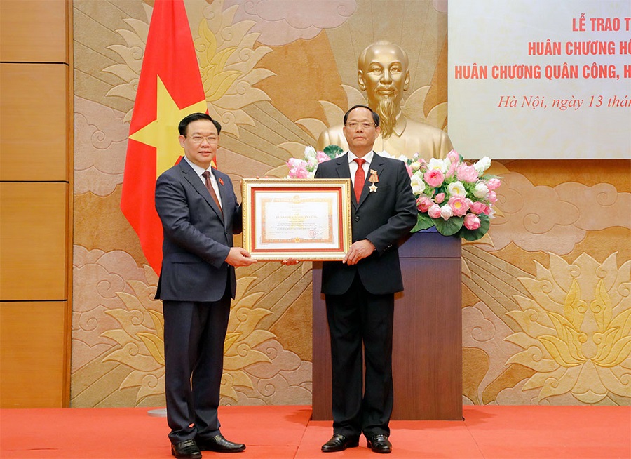 Chủ tịch Quốc hội Vương Đình Huệ trao Huân chương Quân công cho Phó Chủ tịch Quốc hội, Thượng tướng Trần Quang Phương.