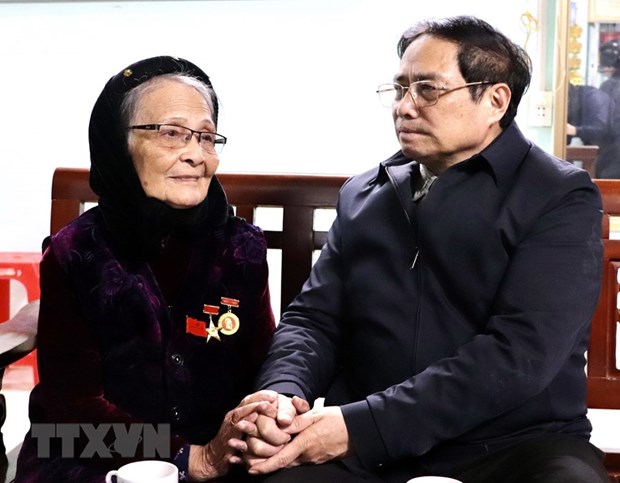Thủ tướng Chính phủ Phạm Minh Chính ân cần hỏi thăm Mẹ Việt Nam Anh hùng Lâm Thị Mèn. (Ảnh: Quốc Đạt/TTXVN).