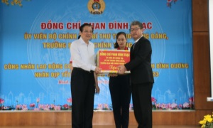 Trưởng Ban Nội chính Trung ương Phan Đình Trạc thăm, tặng quà cho công nhân lao động khó khăn tại Bình Dương