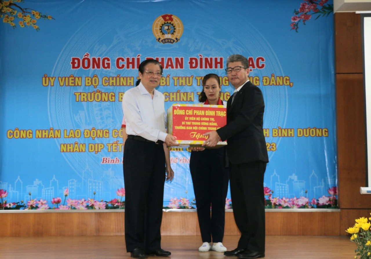 Trưởng Ban Nội chính Trung ương Phan Đình Trạc (trái) tặng quà cho Ban Giám đốc Công ty TNHH Yazaki Eds.
