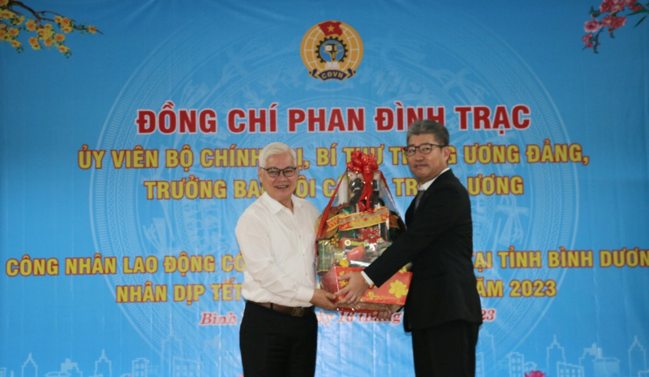 Bí thư Tỉnh ủy Bình Dương Nguyễn Văn Lợi (trái) tặng quà cho Ban Giám đốc Công ty TNHH Yazaki Eds.