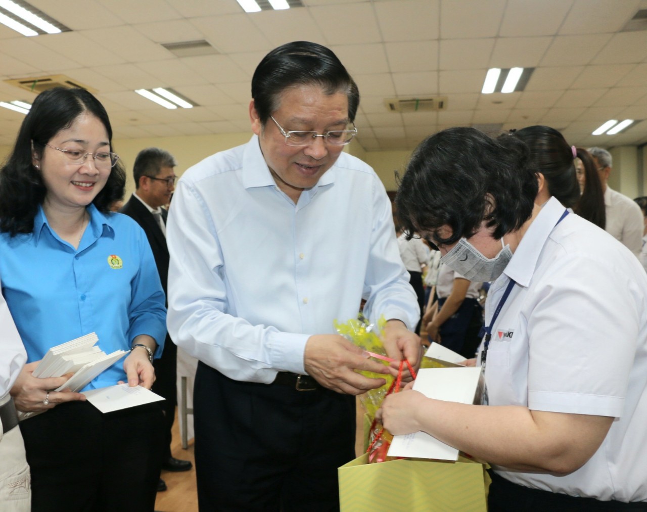 Trưởng Ban Nội chính Trung ương Phan Đình Trạc và Chủ tịch LĐLĐ tỉnh Bình Dương Nguyễn Kim Loan tặng quà cho NLĐ.