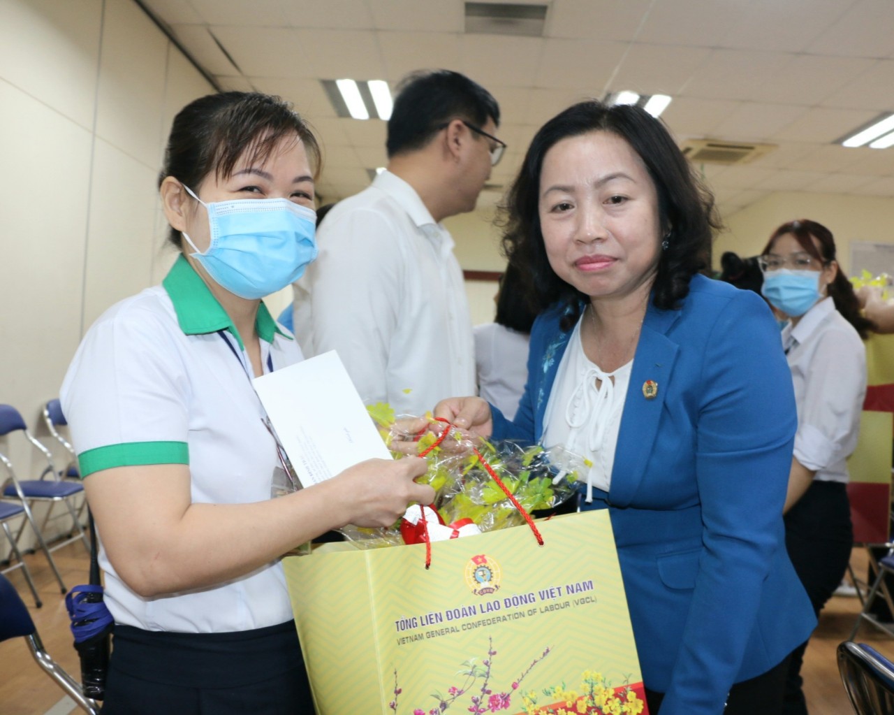 Phó Chủ tịch Tổng LĐLĐ Việt Nam Thái Thu Xương tặng quà cho NLĐ.