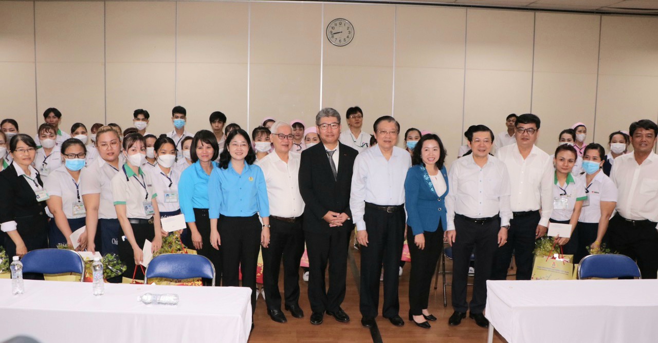 Các đồng chí lãnh đạo tặng quà và chụp hình cùng Ban Giám đốc, NLĐ Công ty TNHH Yazaki Eds.