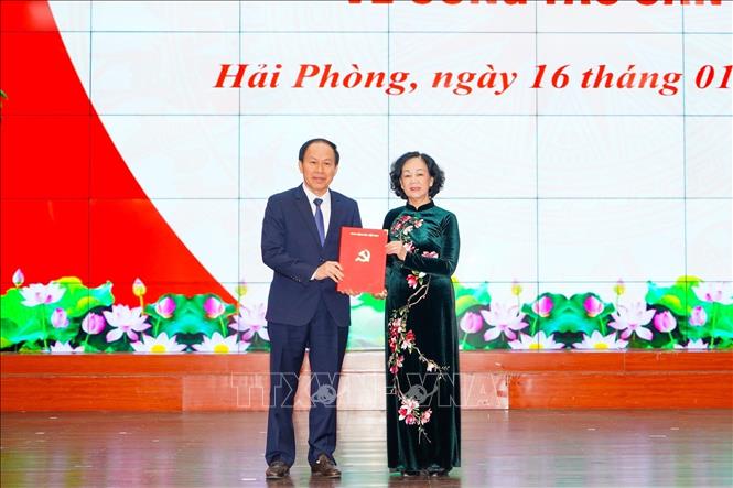 Đồng chí Trương Thị Mai, Ủy viên Bộ Chính trị, Bí thư Trung ương Đảng, Trưởng Ban Ban Tổ chức Trung ương trao quyết định cho đồng chí Lê Tiến Châu.