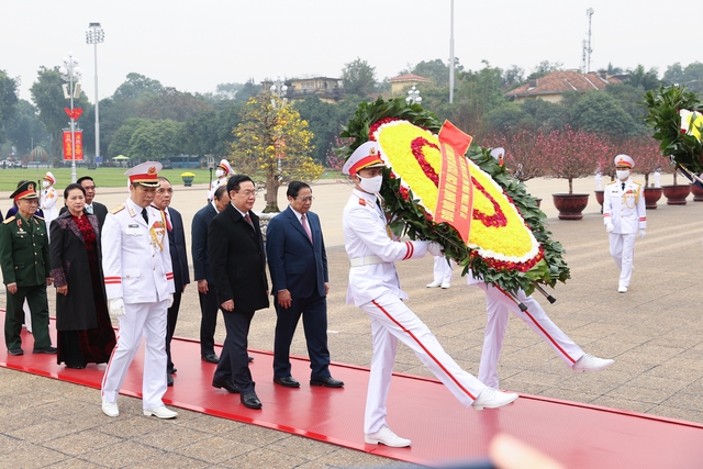 Vòng hoa của Đoàn mang dòng chữ 