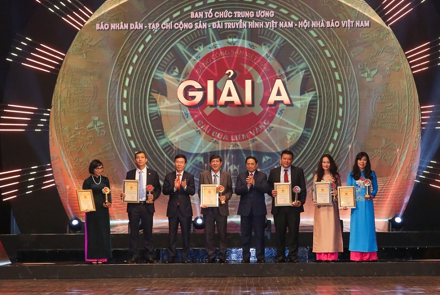 Thủ tướng Chính phủ Phạm Minh Chính và Thường trực Ban Bí thư Võ Văn Thưởng trao Giải A cho các tác giả tại Lễ công bố và trao Giải báo chí toàn quốc về xây dựng Đảng (mang tên Búa liềm vàng) lần thứ VI năm 2021.