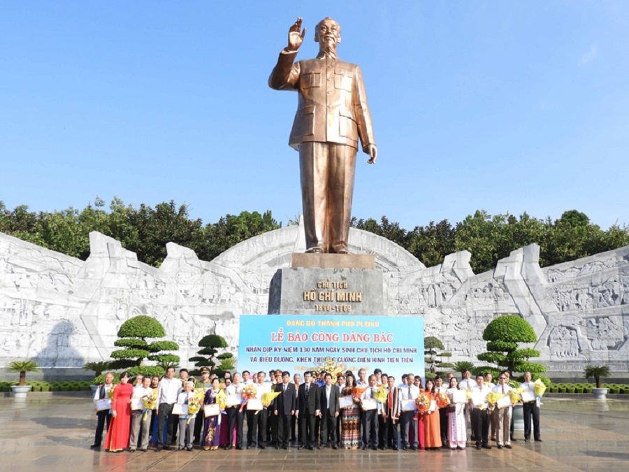 Thành ủy Pleiku (Gia Lai) tổ chức Lễ báo công dâng Bác tại quảng trường Hồ Chí Minh.