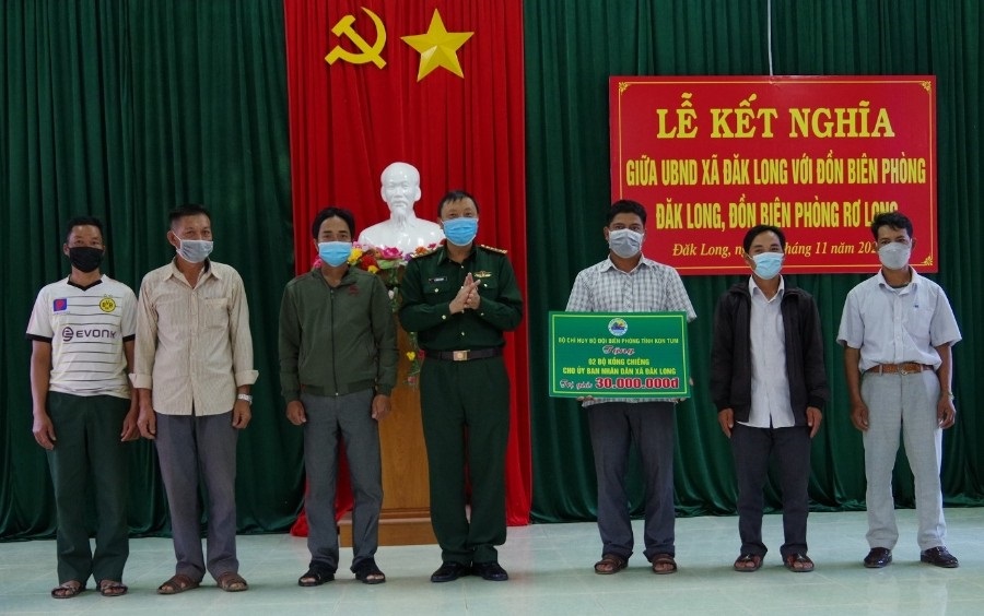 Lãnh đạo Bộ Chỉ huy BĐBP tỉnh trao tặng bộ cồng chiêng cho UBND xã Đắk Long.