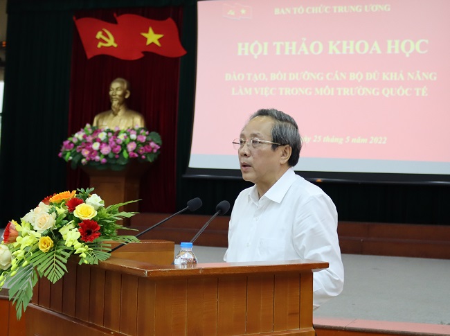 Đồng chí Hoàng Đăng Quang, Ủy viên Trung ương Đảng, Phó Trưởng Ban Tổ chức Trung ương phát biểu khai mạc tại Hội thảo khoa học “Đào tạo, bồi dưỡng cán bộ đủ khả năng làm việc trong môi trường quốc tế”.