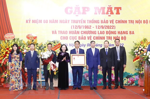 Trưởng Ban Tổ chức Trung ương Trương Thị Mai trao Huân chương Lao động hạng Ba tặng Cục Bảo vệ Chính trị nội bộ. (Ảnh: Phương Hoa/TTXVN)