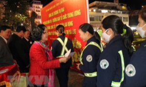 Đồng chí Trương Thị Mai chúc Tết các công nhân môi trường tại Đà Lạt