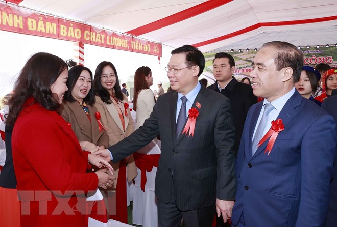 Chủ tịch Quốc hội Vương Đình Huệ với giáo viên Trường THPT Chuyên Tuyên Quang.