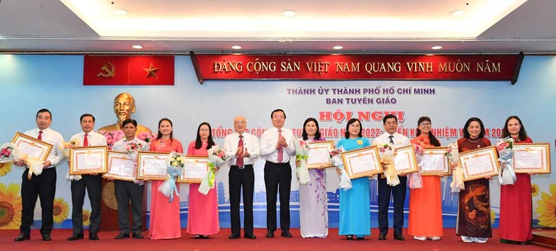 Đồng chí Phan Nguyễn Như Khuê trao Bằng khen của Trưởng Ban Tuyên giáo Trung ương cho các tập thể, cá nhân.