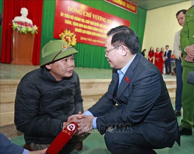 Chủ tịch Quốc hội Vương Đình Huệ thăm hỏi một người dân thuộc diện chính sách của xã Vĩnh Ninh, huyện Quảng Ninh.