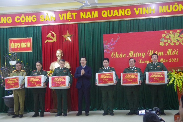 Đồng chí Võ Văn Thưởng tặng quà cho các đồn Biên phòng tuyến núi của BĐBP Thừa Thiên Huế và đơn vị bảo vệ biên giới của Lào. Ảnh: Báo Biên phòng.