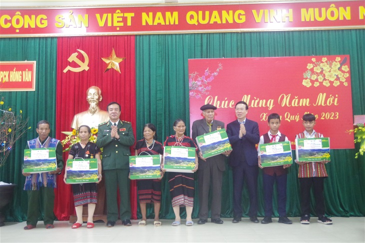 Thường trực Ban Bí thư Võ Văn Thưởng (thứ 3 từ phải sang) và Trung tướng Lê Đức Thái (thứ 3 từ trái sang) tặng quà các gia đình chính sách trên địa bàn và cháu học sinh là con nuôi đồn Biên phòng. Ảnh: Báo Biên phòng.